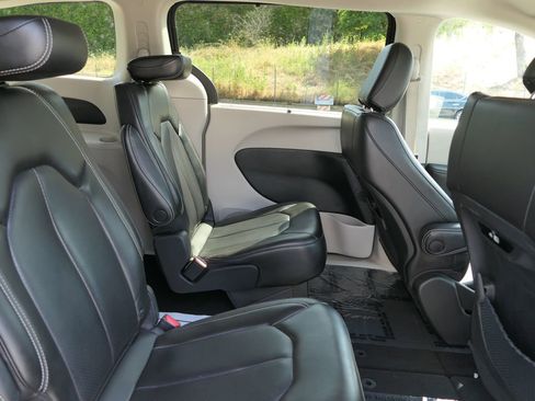 Used 2023 Chrysler Pacifica Touring-L FWD image 24