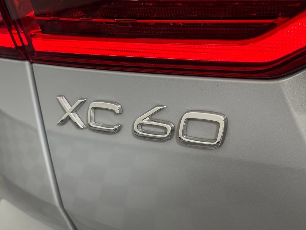 Certified 2024 Volvo XC60 B5 Core w/ Climate Package AWD/4WD image 8