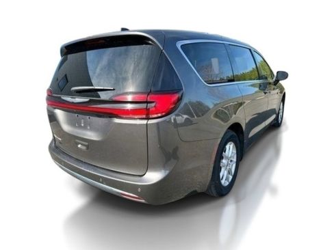 Used 2023 Chrysler Pacifica Touring-L FWD image 7
