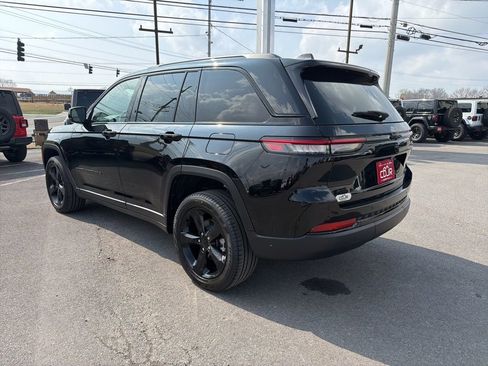 Used 2025 Jeep Grand Cherokee Limited w/ Black Appearance Package AWD/4WD image 4