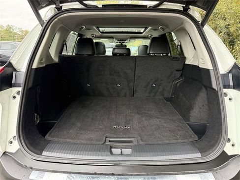 Used 2022 Nissan Rogue SV w/ SV Premium Package image 11