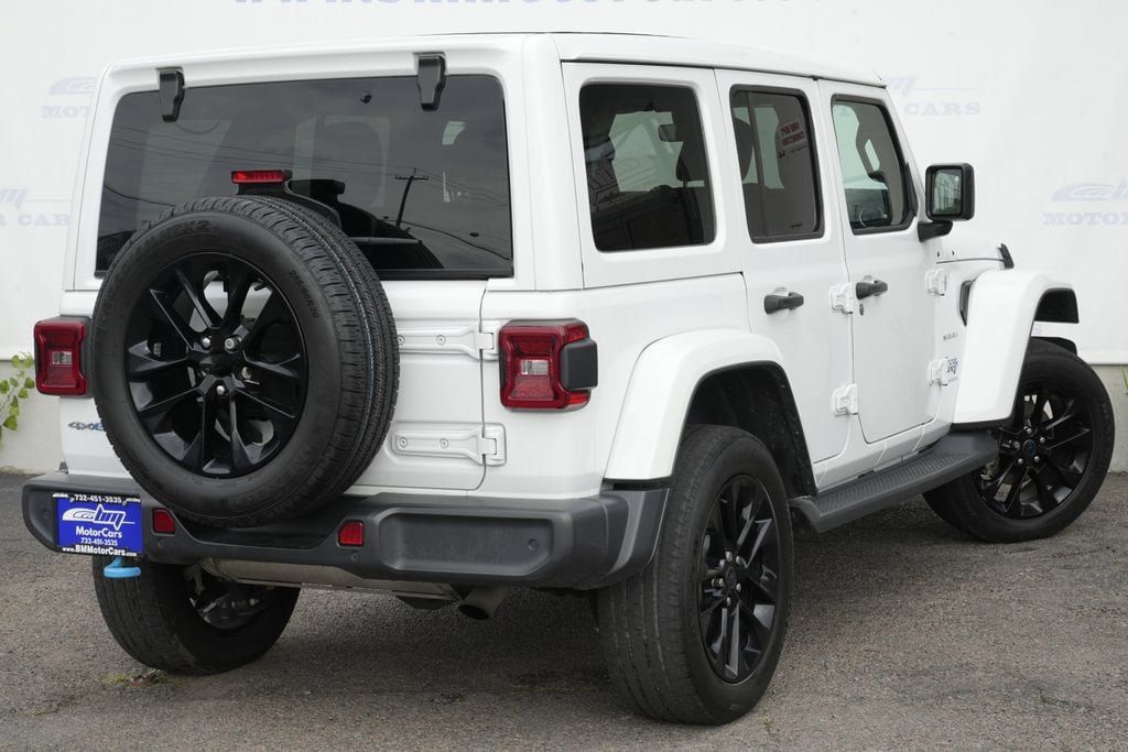 Used 2024 Jeep Wrangler Unlimited Sahara w/ Technology Group AWD/4WD image 3