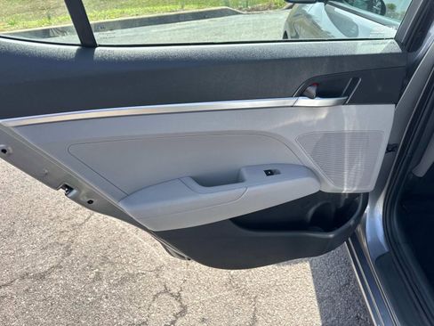 Used 2019 Hyundai Elantra SE image 13
