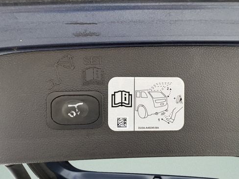 Used 2018 Ford Escape Titanium w/ Ford Safe & Smart Package AWD/4WD image 9