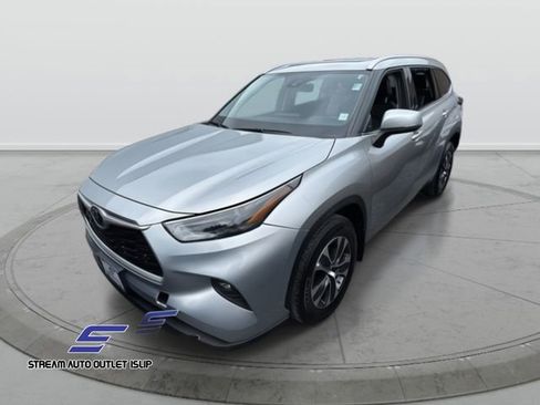Used 2022 Toyota Highlander XLE image 2