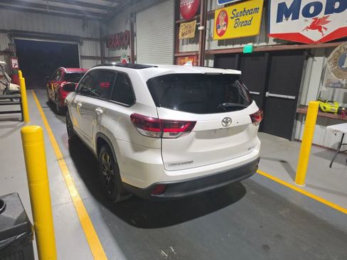 Used 2019 Toyota Highlander SE image 2