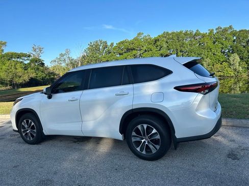 Used 2024 Toyota Highlander XLE image 3