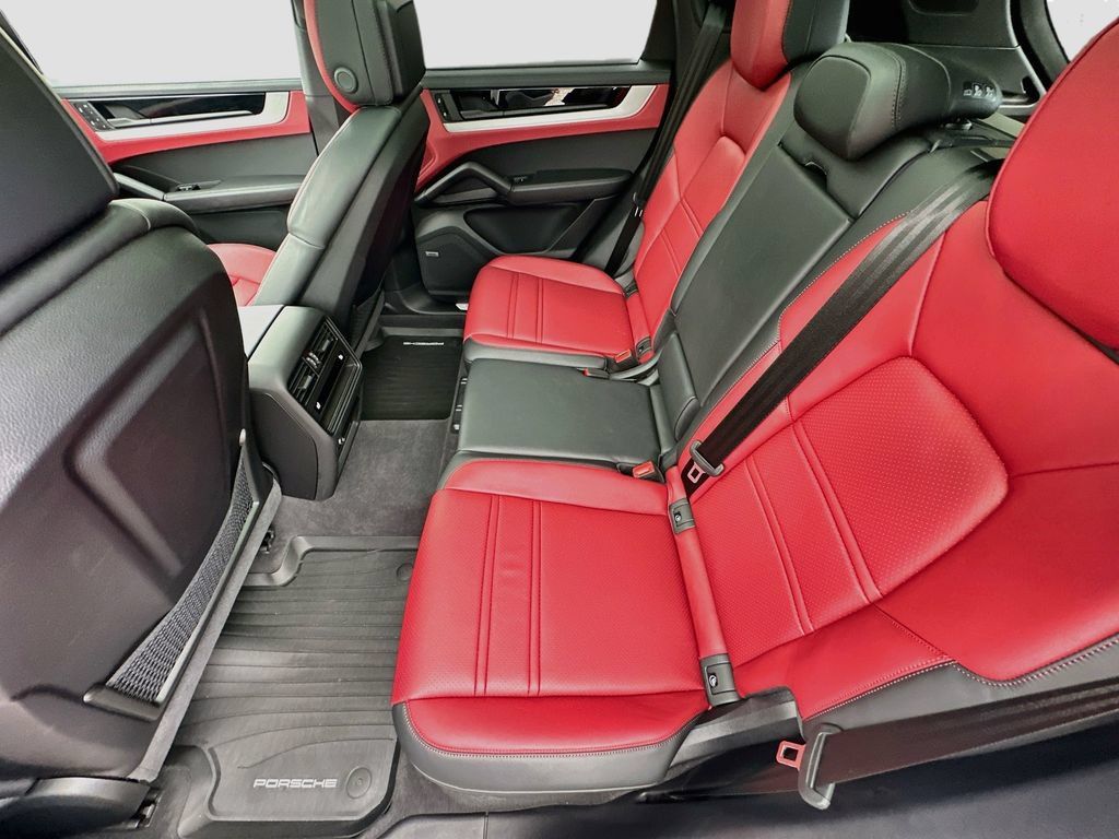 Certified 2025 Porsche Cayenne AWD/4WD image 25