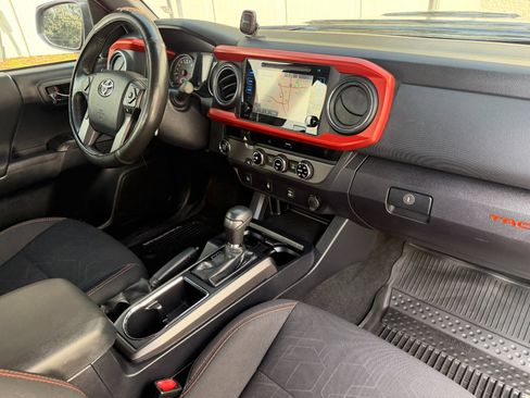 Used 2017 Toyota Tacoma TRD Off-Road image 45