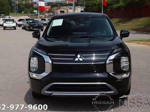 Used 2025 Mitsubishi Outlander SE FWD image 2