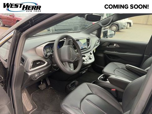 Used 2026 Chrysler Pacifica Select image 5