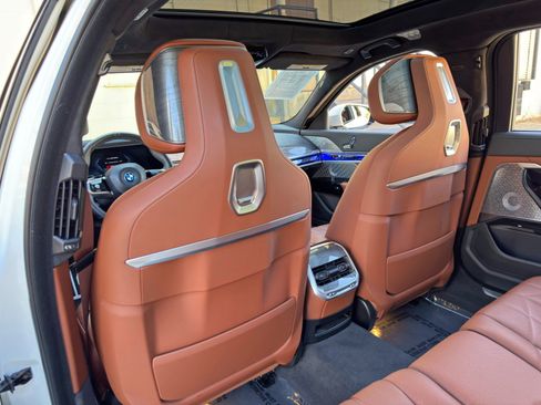 Used 2024 BMW i7 xDrive60 AWD/4WD image 44