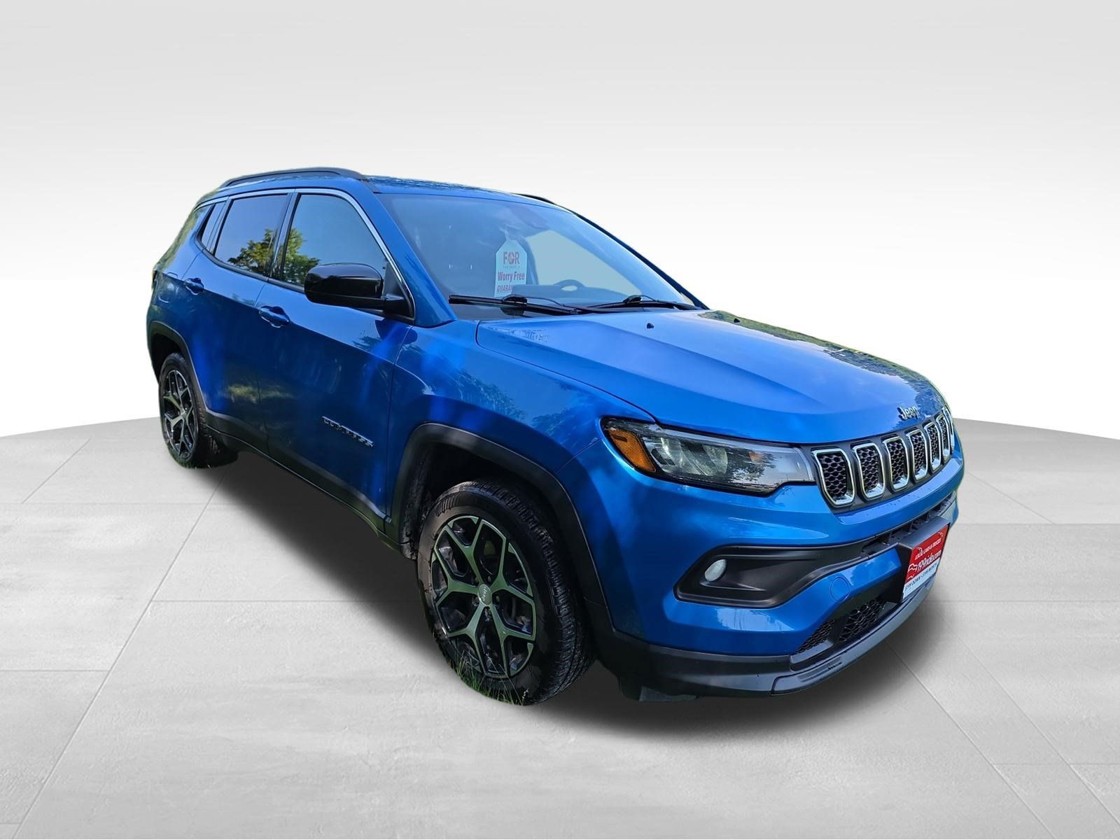 Used 2024 Jeep Compass Latitude AWD/4WD image 2