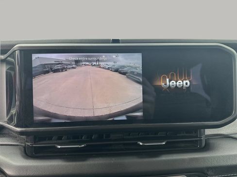 Used 2025 Jeep Wrangler Unlimited Sahara AWD/4WD image 17