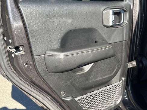 Used 2018 Jeep Wrangler Unlimited Sahara AWD/4WD image 10