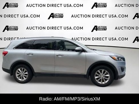Used 2017 Kia Sorento LX w/ LX Convenience Package image 3