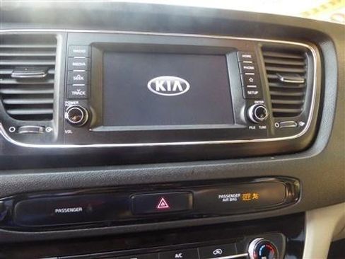 Used 2020 Kia Sedona LX image 11