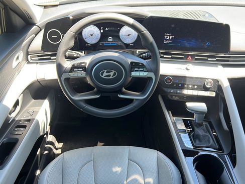 Certified 2025 Hyundai Elantra Limited FWD image 11