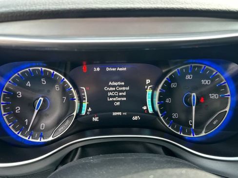 Used 2025 Chrysler Pacifica Limited FWD image 30