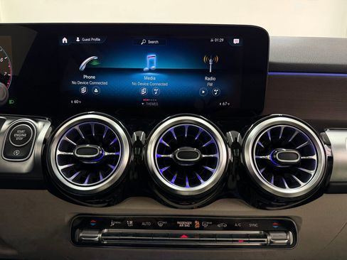 Used 2023 Mercedes-Benz GLB 250 image 29