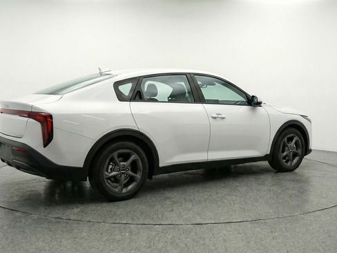 Used 2025 Kia K4 LXS image 9
