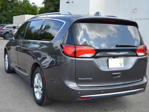 Used 2018 Chrysler Pacifica Touring-L w/ Tire & Wheel Group image 4