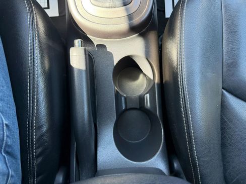 Used 2011 Kia Soul ! FWD image 32