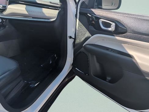 Certified 2024 Jeep Compass Limited image 25