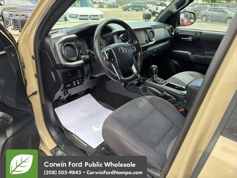 Used 2017 Toyota Tacoma TRD Off-Road w/ Premium & Technology Package AWD/4WD image 13