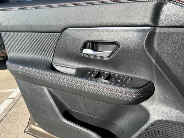 Used 2025 Nissan Kicks SR w/ SR Premium Package AWD/4WD image 18