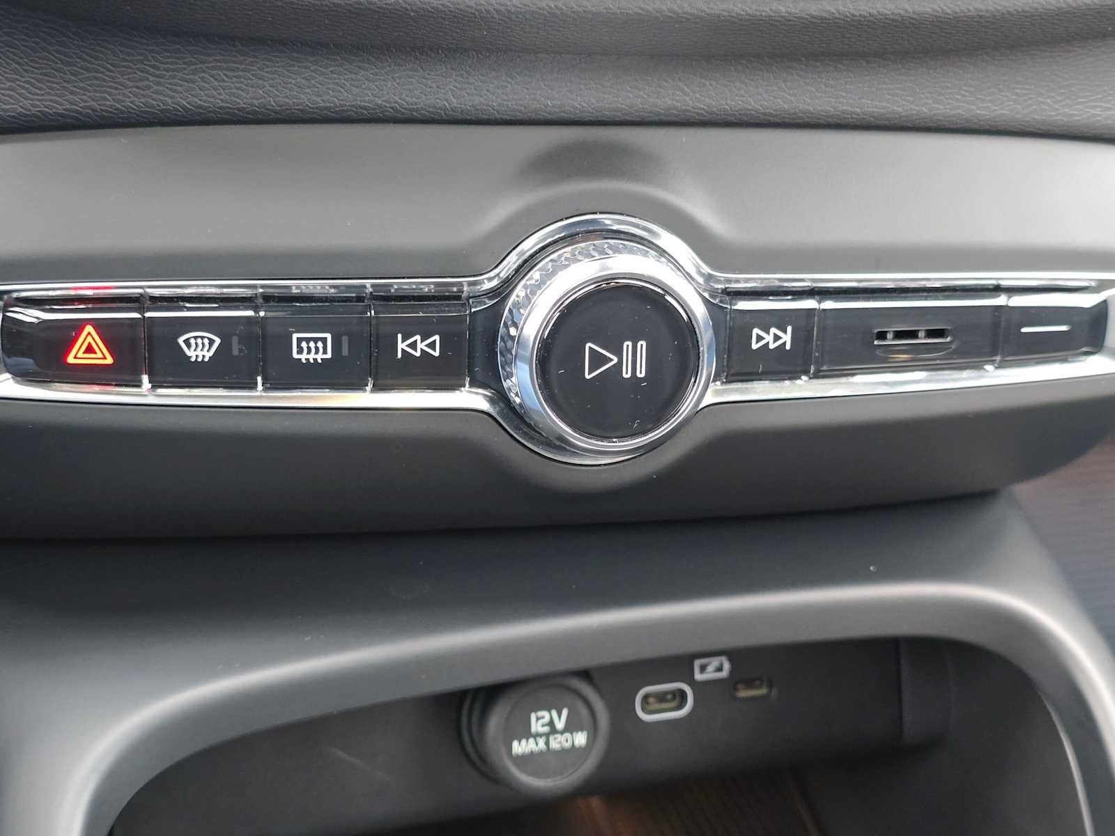 Used 2023 Volvo XC40 Recharge Ultimate AWD/4WD image 29