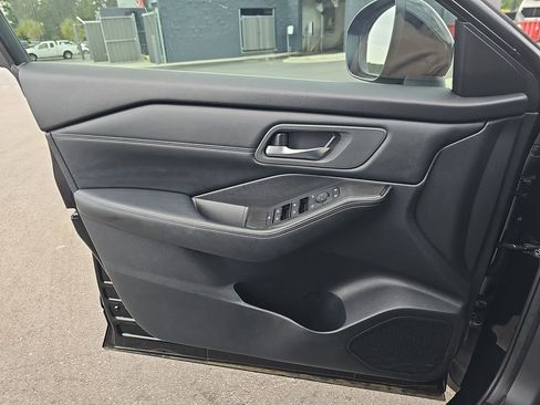Used 2025 Nissan Rogue SV w/ SV Premium Package FWD image 31