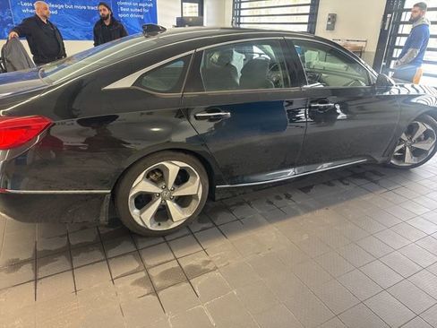 Used 2018 Honda Accord Touring image 4