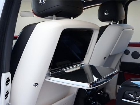 Used 2023 Rolls-Royce Cullinan Black Badge w/ Dark Exterior Package image 17