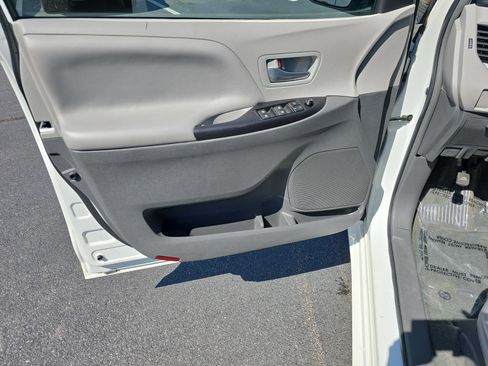 Used 2017 Toyota Sienna LE image 28