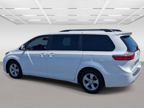 Used 2017 Toyota Sienna LE FWD image 3
