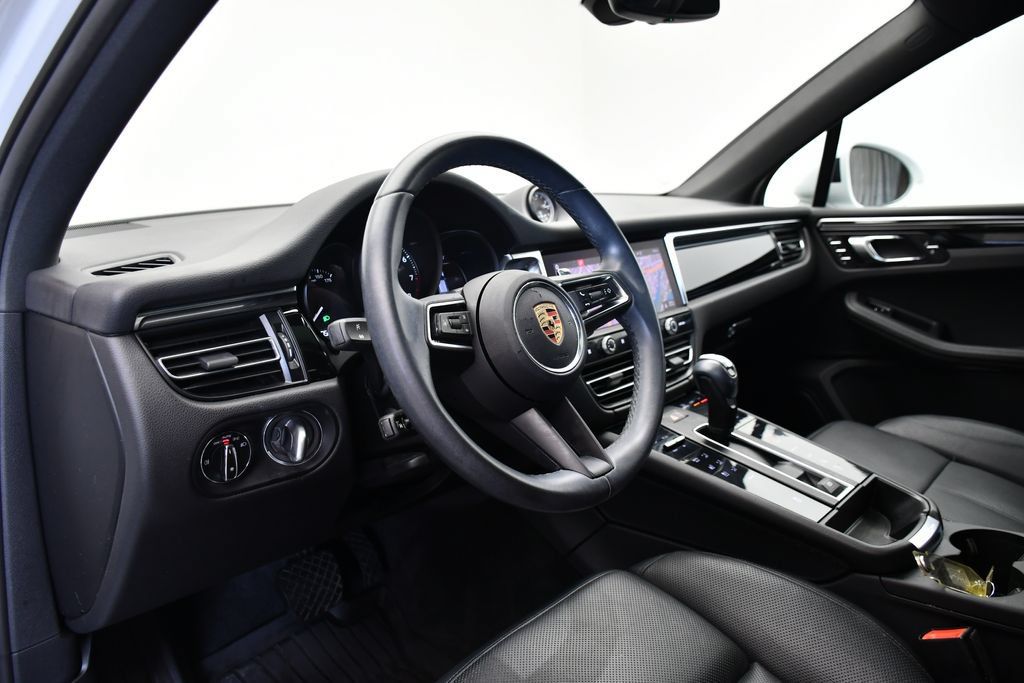 Certified 2023 Porsche Macan AWD/4WD image 4