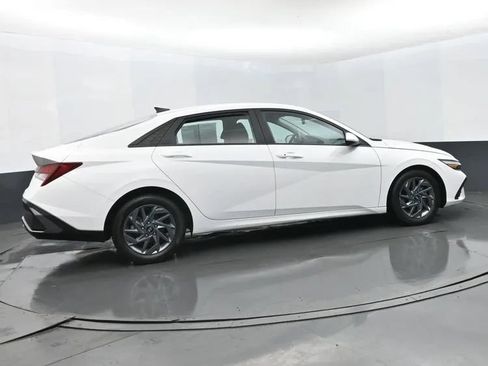 Used 2024 Hyundai Elantra SEL FWD image 4