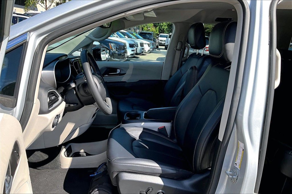 Used 2024 Chrysler Pacifica Touring-L FWD image 14