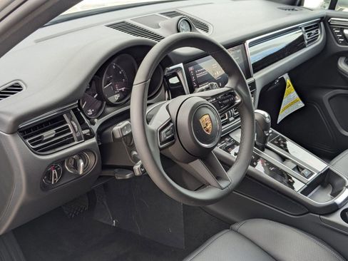 Certified 2025 Porsche Macan image 4