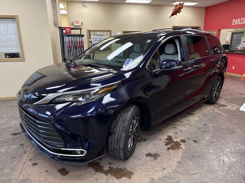 Used 2025 Toyota Sienna Platinum image 3