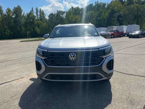 Used 2024 Volkswagen Atlas Cross Sport SE FWD image 3