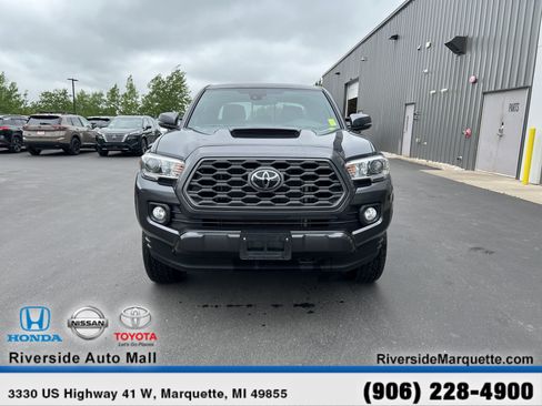 Used 2022 Toyota Tacoma TRD Sport AWD/4WD image 2