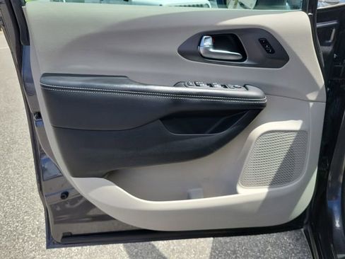 Used 2023 Chrysler Pacifica Touring-L w/ Uconnect Theater Family Group image 17