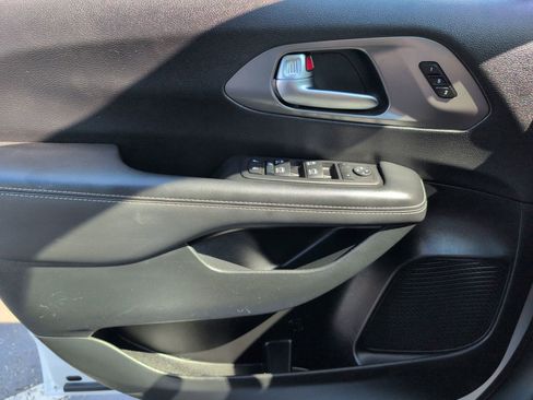 Used 2025 Chrysler Pacifica Select image 17