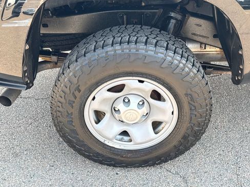 Used 2018 Toyota Tacoma SR5 AWD/4WD image 40