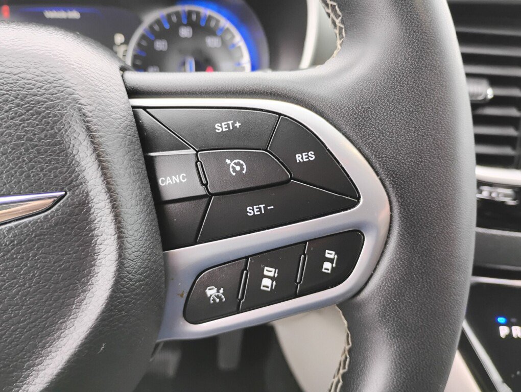 Used 2024 Chrysler Pacifica Touring-L FWD image 23