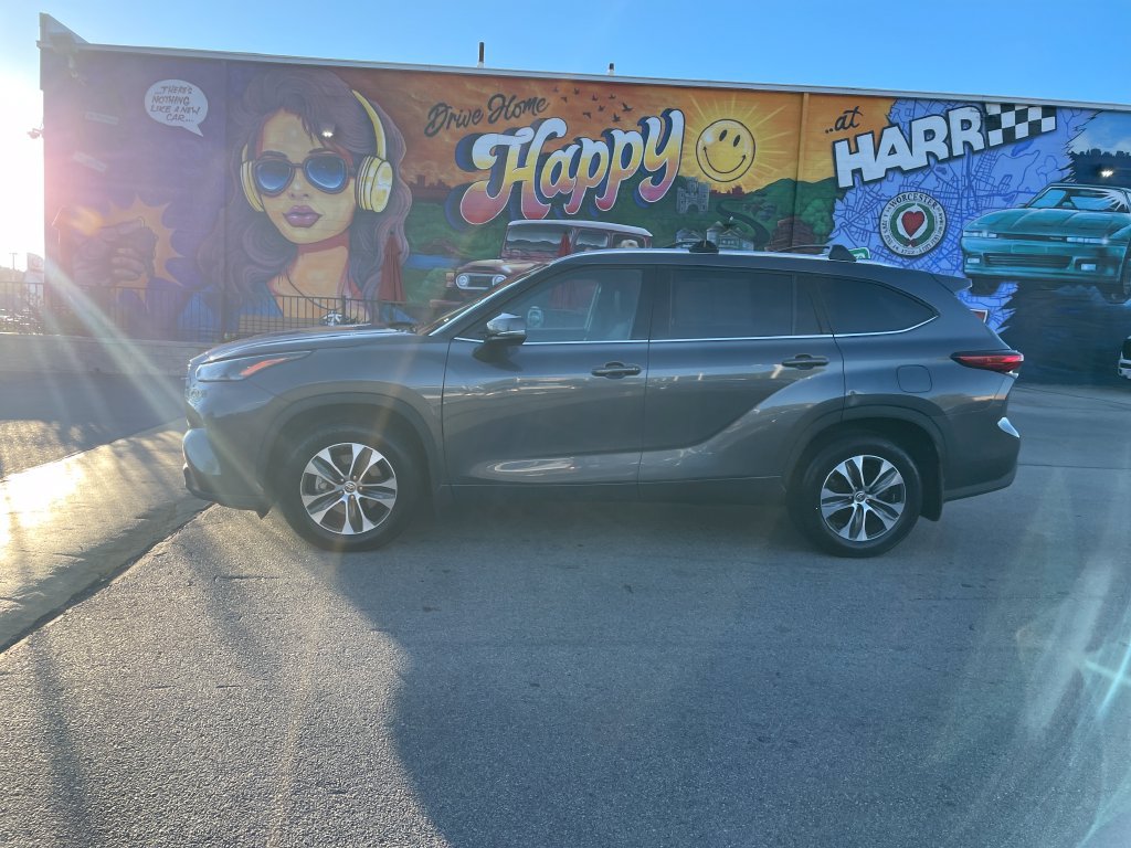 Used 2021 Toyota Highlander XLE AWD/4WD image 2