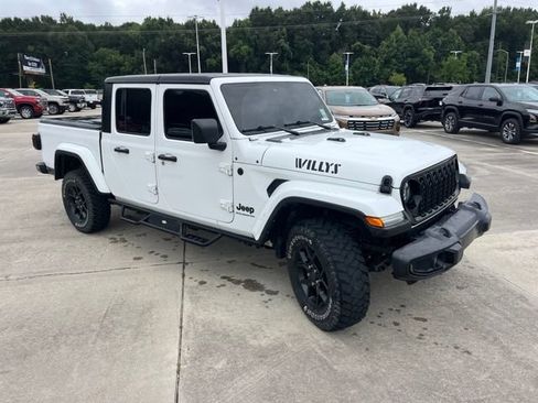 Used 2024 Jeep Gladiator Sport AWD/4WD image 9