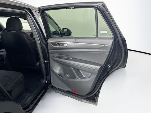 Used 2025 Volkswagen Atlas Cross Sport SE image 32